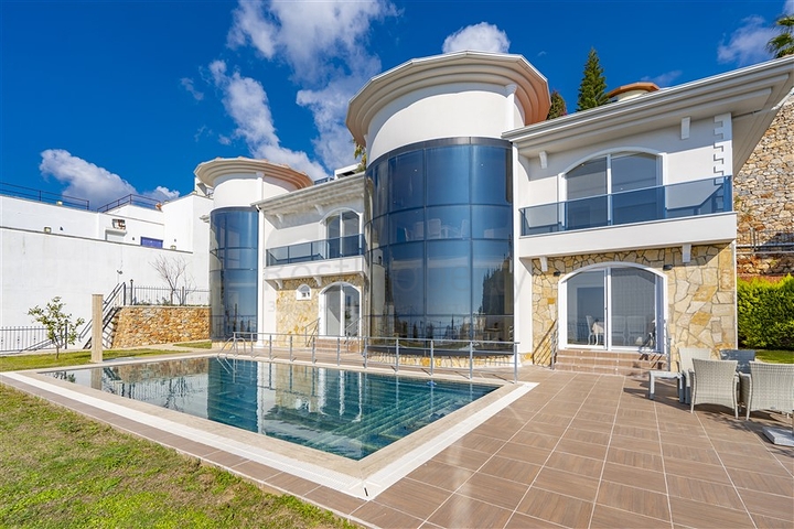 Просторная двухэтажная вилла с панорамным видом на Средиземное море