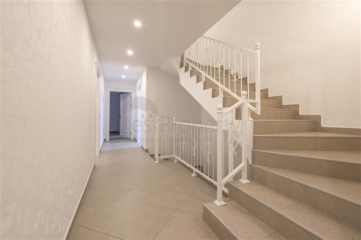 Просторная двухэтажная вилла с панорамным видом на Средиземное море