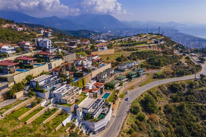 Просторная двухэтажная вилла с панорамным видом на Средиземное море