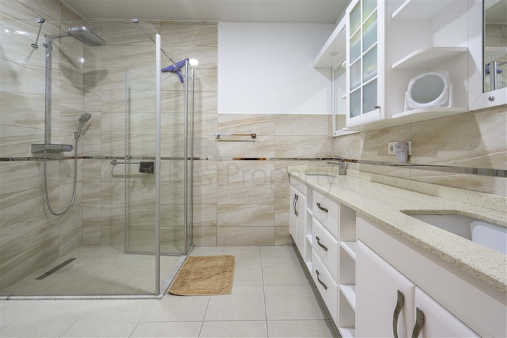 Просторная двухэтажная вилла с панорамным видом на Средиземное море