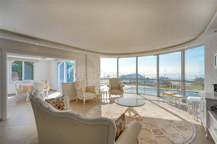 Просторная двухэтажная вилла с панорамным видом на Средиземное море