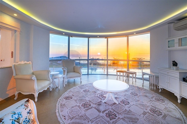 Просторная двухэтажная вилла с панорамным видом на Средиземное море