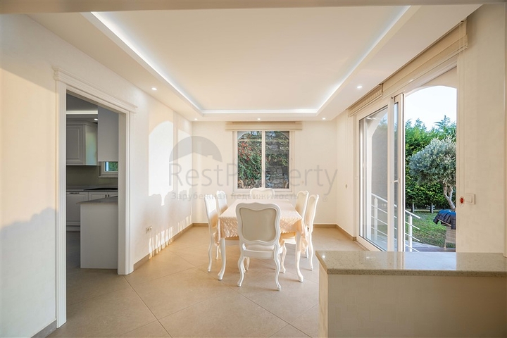 Просторная двухэтажная вилла с панорамным видом на Средиземное море