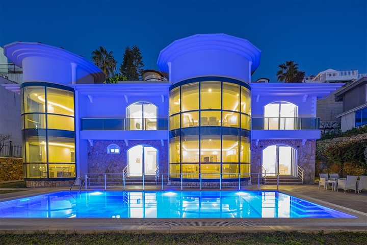 Просторная двухэтажная вилла с панорамным видом на Средиземное море