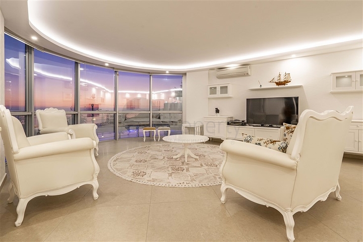 Просторная двухэтажная вилла с панорамным видом на Средиземное море