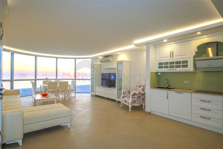 Просторная двухэтажная вилла с панорамным видом на Средиземное море