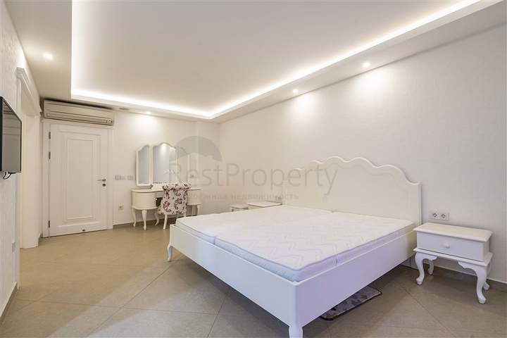 Просторная двухэтажная вилла с панорамным видом на Средиземное море