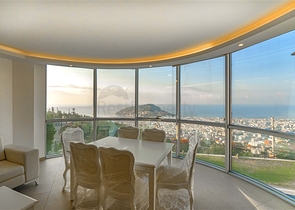 Просторная двухэтажная вилла с панорамным видом на Средиземное море