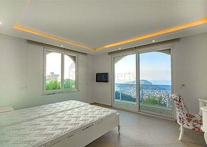 Просторная двухэтажная вилла с панорамным видом на Средиземное море