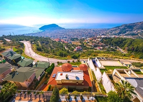 Просторная двухэтажная вилла с панорамным видом на Средиземное море