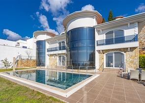 Просторная двухэтажная вилла с панорамным видом на Средиземное море