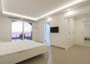 Просторная двухэтажная вилла с панорамным видом на Средиземное море