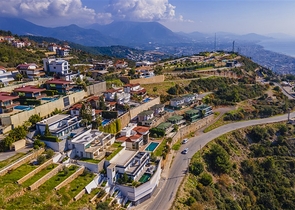 Просторная двухэтажная вилла с панорамным видом на Средиземное море