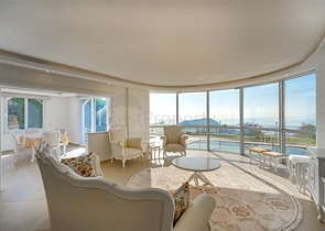 Просторная двухэтажная вилла с панорамным видом на Средиземное море