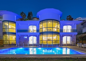 Просторная двухэтажная вилла с панорамным видом на Средиземное море