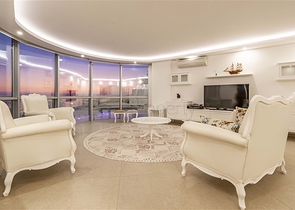 Просторная двухэтажная вилла с панорамным видом на Средиземное море