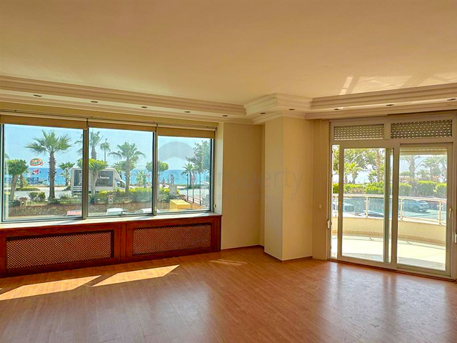 Просторная квартира 4+1 на первой береговой линии в районе Оба