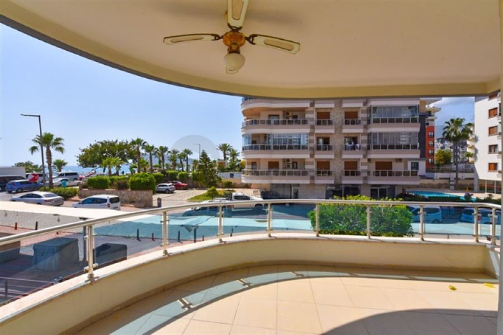 Просторная квартира 4+1 на первой береговой линии в районе Оба