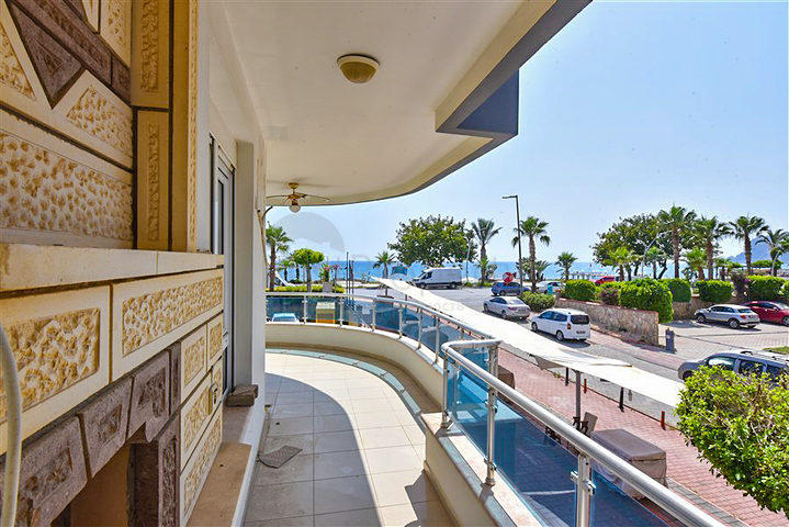 Просторная квартира 4+1 на первой береговой линии в районе Оба