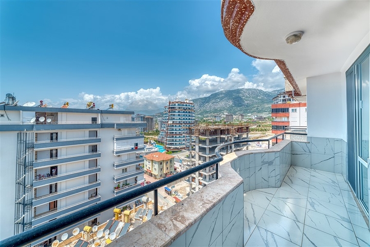 Просторная квартира в районе Махмутлар с видом на море и горы