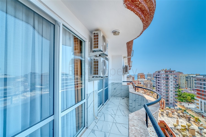 Просторная квартира в районе Махмутлар с видом на море и горы