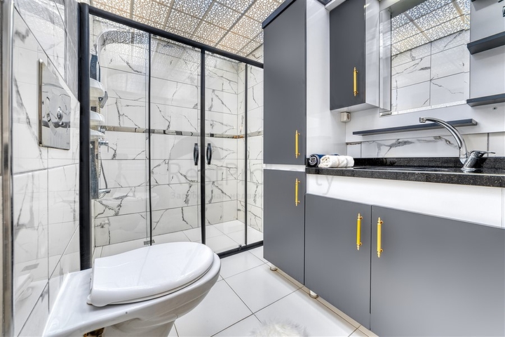 Просторная квартира в районе Махмутлар с видом на море и горы