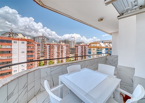 Просторная квартира в районе Махмутлар с видом на море и горы