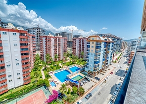 Просторная квартира в районе Махмутлар с видом на море и горы