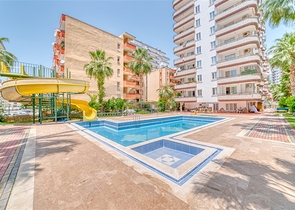 Просторная квартира в районе Махмутлар с видом на море и горы