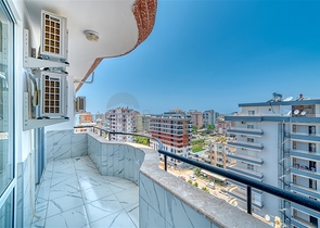 Просторная квартира в районе Махмутлар с видом на море и горы