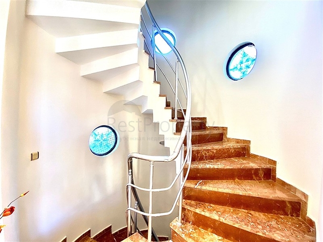 Просторная вилла для большой семьи, в пешей доступности от моря