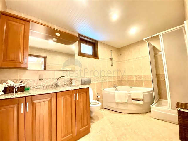 Просторная вилла для большой семьи, в пешей доступности от моря