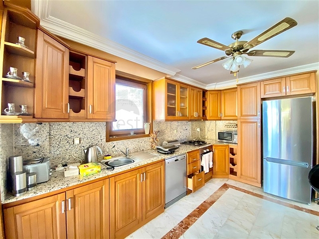 Просторная вилла для большой семьи, в пешей доступности от моря