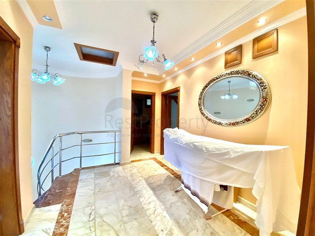 Просторная вилла для большой семьи, в пешей доступности от моря