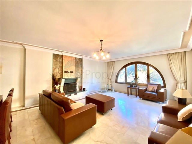 Просторная вилла для большой семьи, в пешей доступности от моря