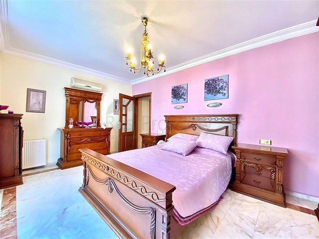 Просторная вилла для большой семьи, в пешей доступности от моря