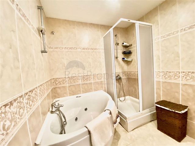 Просторная вилла для большой семьи, в пешей доступности от моря