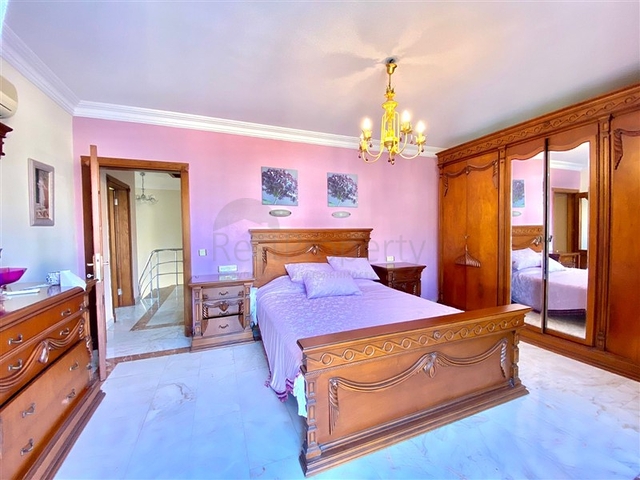 Просторная вилла для большой семьи, в пешей доступности от моря