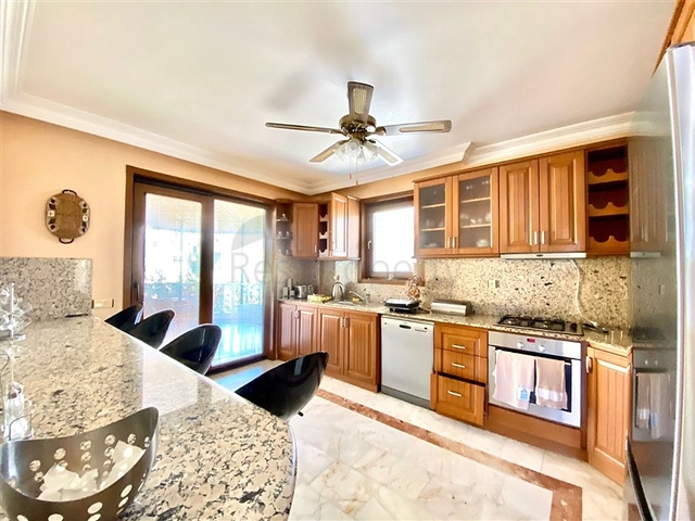 Просторная вилла для большой семьи, в пешей доступности от моря