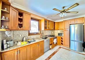 Просторная вилла для большой семьи, в пешей доступности от моря