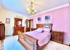 Просторная вилла для большой семьи, в пешей доступности от моря