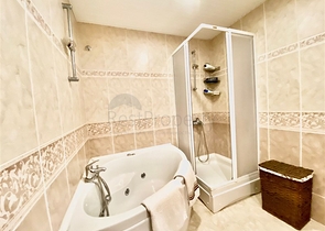 Просторная вилла для большой семьи, в пешей доступности от моря