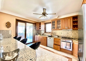 Просторная вилла для большой семьи, в пешей доступности от моря