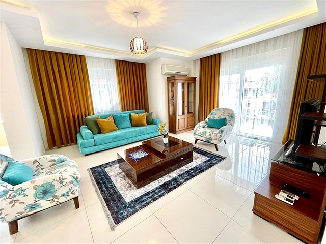 Просторный пентхаус от собственника 4+1 в 300 метрах от моря в районе Оба