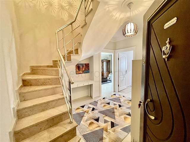 Просторный пентхаус от собственника 4+1 в 300 метрах от моря в районе Оба