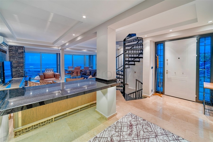 Вилла 5+1 в 800 м от пляжа с панорамными видами на море и горы