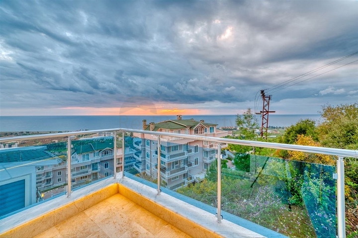 Вилла 5+1 в 800 м от пляжа с панорамными видами на море и горы