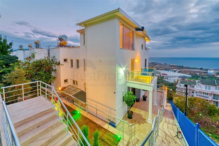 Вилла 5+1 в 800 м от пляжа с панорамными видами на море и горы