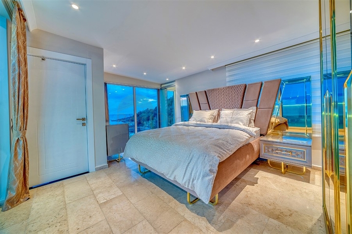 Вилла 5+1 в 800 м от пляжа с панорамными видами на море и горы