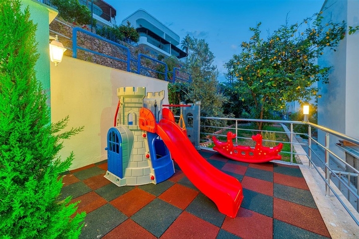 Вилла 5+1 в 800 м от пляжа с панорамными видами на море и горы